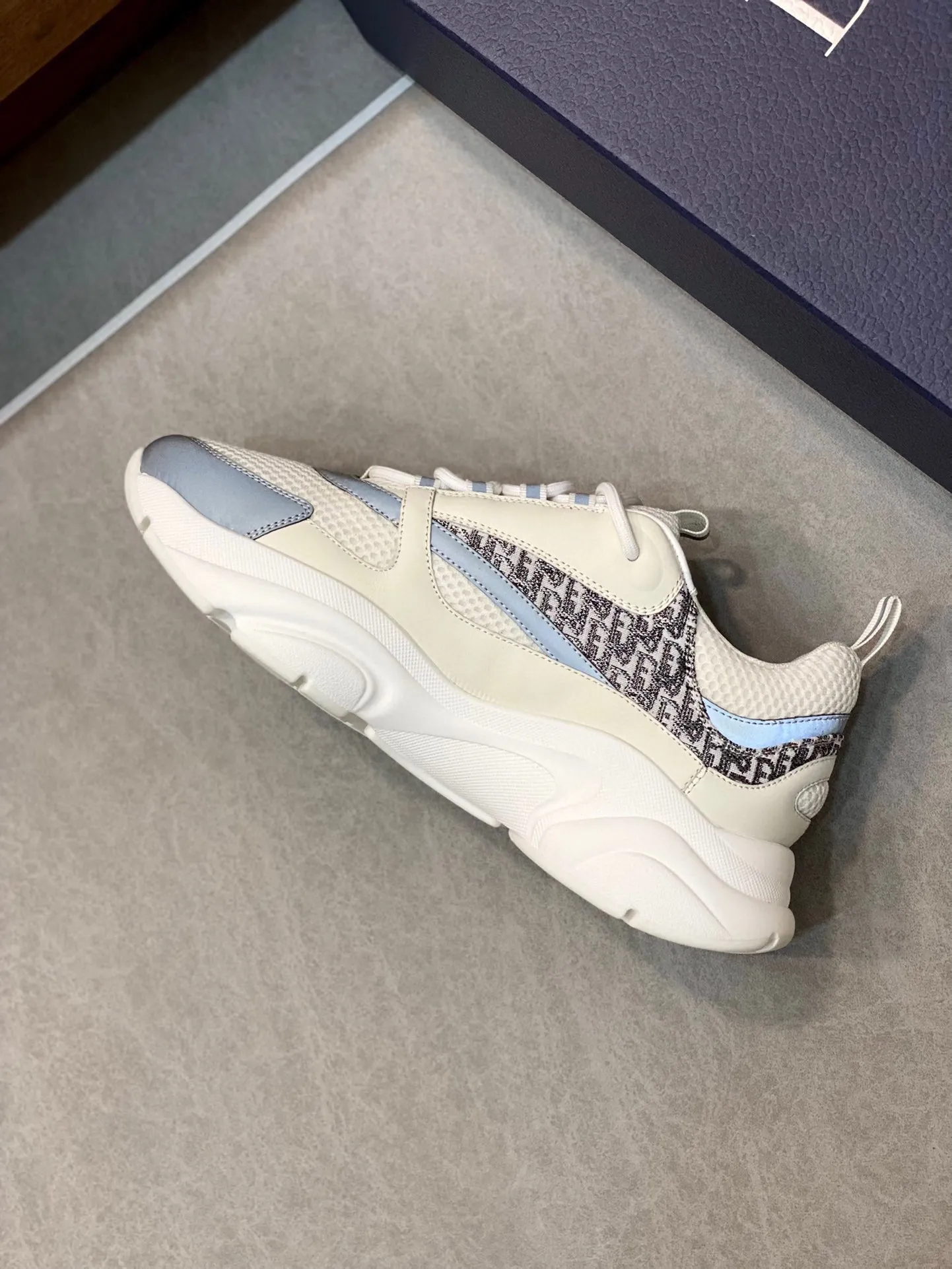 Factory price: 500💰 Dior B22 men's jogging fashion sneakers. This item draws inspiration from retro jogging shoes. It adopts a thick low-top design, with an upper made of leather and mesh fabric, and a black and white engraved rubber sole. The side is decorated with an embossed "Di~r" logo. Code number: 38-45 (38, 45, 46 can be customized)